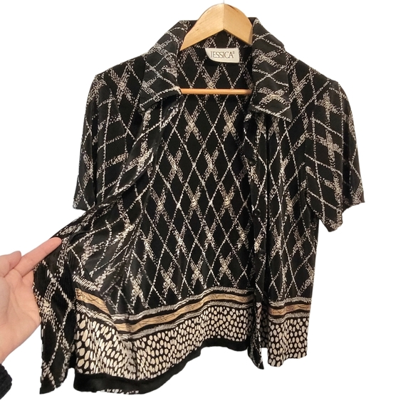 JESSICA Button-Up Patterned Blouse (Large) - Picture 2 of 5